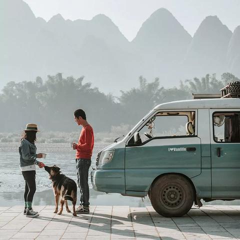 励志情侣档携手追梦，双人力量诠释梦想与承诺