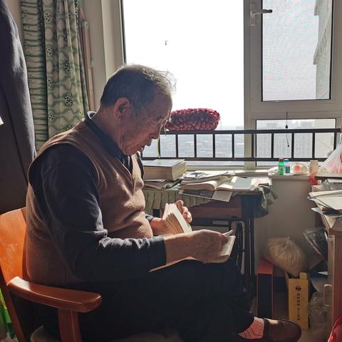 百度热议，时代变迁下的老人服装潮流与选择